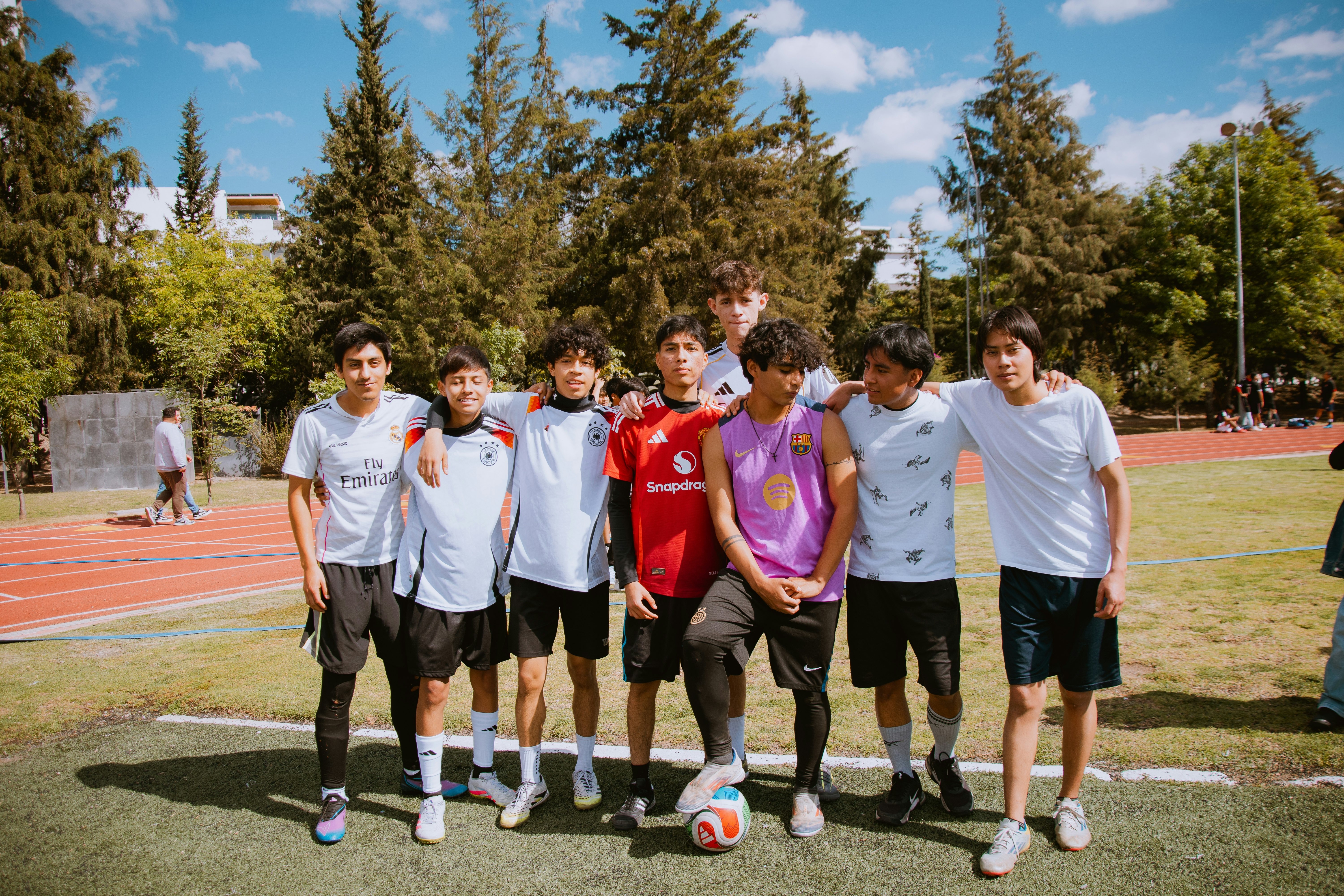 半场：海港0-0柔佛新山，陈威屡献神扑，格劳德尔逃红牌